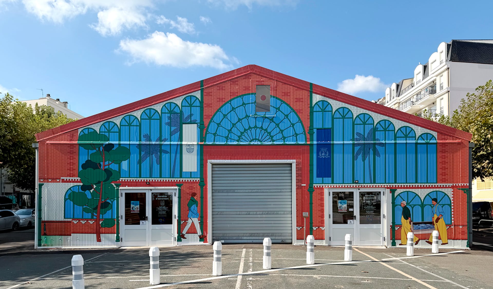 Fresque murale épousant l'angle du bâtiment pour un effet de continuité architecturale.